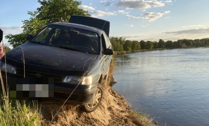В Гомельском районе автомобиль едва не сорвался с обрыва в реку. Помогли спасатели